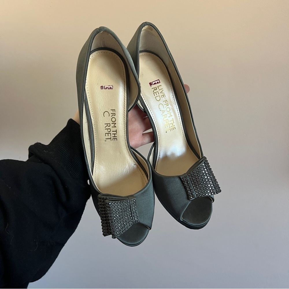 E Live From the Red Carpet Gray Jewel Bow Heels – Size 8 Elegant Pumps